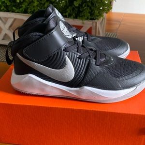 Nike Team Hustle D 9 (PS) new in box